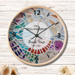Reloj Personalizado Beach House<br><div class="desc">Este reloj de la casa de playa está decorado con un diseño único de conchas de mosaico. Personalizable fácil con el nombre y la fecha de su familia. Hace un regalo perfecto para el calentamiento de la casa. Utilice la opción Personalizar adicional para cambiar el tamaño, estilo o color del...</div>