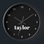 Reloj Personalizado de moda Minimalista moderna en blanc<br><div class="desc">Presentamos el reloj de Personalizado moderno Minimalista negro y blanco, un reloj sofisticado y personalizado perfecto para regalar a jefes, compañeros de trabajo, empleados o cualquier persona que necesite un elegante accesorio para su hogar u oficina. Este reloj personalizado presenta un moderno diseño minimalista en tonos clásicos en blanco y...</div>