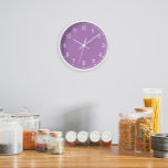 Reloj Púrpura de Escuela Clásica<br><div class="desc">Reloj de aspecto clásico, ajuste los colores de las líneas y el fondo, así como el tipo de letra.</div>