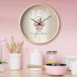 Reloj Purpurina Rosa Perfora Pastel de pasteles Panaderí<br><div class="desc">Imprima con elegancia este reloj de pared de nombre a medida elegante, sofisticado, sencillo y moderno. Un pastel de oro brillante y rosa, una tipografía manuscrita de escritura y goteos de purpurinas superponen un fondo sombrío de champán metálico. Personaliza con tu nombre completo, negocio u otra información. Tu elección de...</div>