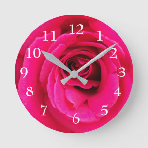 Reloj redondeado de rosa roja
