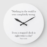 Reloj redondo con la cita de Paulo Coelho