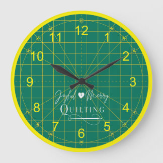 Reloj redondo de estera de corte verde con el logo