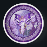 Reloj redondo de hadas moradas de sol<br><div class="desc">💜 Para hacer el color púrpura de un arcoiris (el color simbólico de mi Grupo K-pop favorito) : necesitas un Hada Morado de Sol y un Hada de Lluvia Púrpura... / Aquí está "Lluvia Púrpura", ella se hizo una varita mágica muy especial, por supuesto, ¡es una de un ejército de...</div>