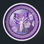 Reloj redondo de hadas moradas de sol<br><div class="desc">💜 Para hacer el color púrpura de un arcoiris (el color simbólico de mi Grupo K-pop favorito) : necesitas un Hada Morado de Sol y un Hada de Lluvia Púrpura... / Aquí está "Lluvia Púrpura", ella se hizo una varita mágica muy especial, por supuesto, ¡es una de un ejército de...</div>