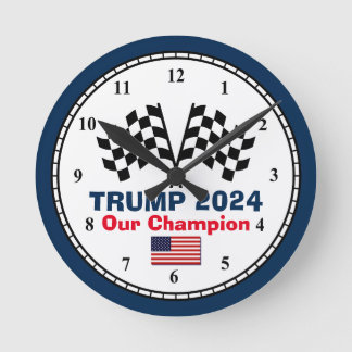 Reloj redondo de las banderas de carrera de Trump 