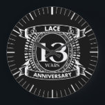 Reloj Redondo Grande 13.º lugar del aniversario del boda<br><div class="desc">Su décimo tercer aniversario de boda tiene el regalo tradicional de encaje. Este diseño de estilo escudo es un diseño romántico para parejas que celebran 13 años de matrimonio. Si quieres ayuda para personalizar este diseño, por favor contacta conmigo, es un botón de preguntar a este diseñador, justo debajo de...</div>