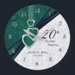 Reloj Redondo Grande 20.º aniversario de Boda Esmeralda Keepsake<br><div class="desc">⭐ ⭐ ⭐ ⭐ 5 Star Review. 🥇 DISEÑO ORIGINAL DE ARTE DE DERECHOS DE AUTOR DE Donna Siegrist SÓLO DISPONIBLE EN ZAZZLE! Personalice el reloj. 20° Aniversario del Boda Esmeralda, mantente listo para que lo personalizes. Este diseño se puede cambiar para otras ocasiones o eventos como cumpleaños, años de...</div>
