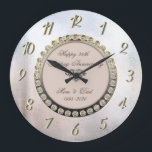 Reloj Redondo Grande 25° Aniversario del Boda Metálico de Diamantes<br><div class="desc">Elegante reloj de aniversario de boda de diamantes de oro.</div>
