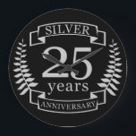 Reloj Redondo Grande 25 años del boda plateado<br><div class="desc">Un diseño para celebrar 25 años de matrimonio. Este diseño tiene un diseño de laurel de color plateado (gris) sobre un fondo negro. La plata es el regalo tradicional para esta ocasión. El texto dice el aniversario de Silver 25 años. Un diseño romántico para celebrar tu 25 aniversario de matrimonio....</div>