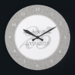 Reloj Redondo Grande 25to Confeti de Stardust de la plata del<br><div class="desc">25to RELOJ del CONFETI de la PLATA STARDUST del ANIVERSARIO de BODA. Personalizado con sus nombres en falsa plata sobre una escritura hermosa "25" (o una inicial del monograma),  en un fondo de plata delicado del confeti del stardust. Diseñado por Piglet© puro en www.zazzle.com/purepiglet*.</div>