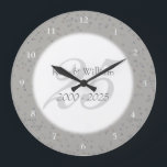 Reloj Redondo Grande 25to Confeti de Stardust de la plata del<br><div class="desc">25to RELOJ del CONFETI de la PLATA STARDUST del ANIVERSARIO de BODA. Personalizado con sus nombres en falsa plata sobre una escritura hermosa "25" (o una inicial del monograma),  en un fondo de plata delicado del confeti del stardust. Diseñado por Piglet© puro en www.zazzle.com/purepiglet*.</div>