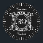 Reloj Redondo Grande 30.º boda de perlas escudo<br><div class="desc">Un diseño romántico para celebrar tu 30 aniversario de matrimonio. Si quieres ayuda para personalizar este diseño, por favor contacta conmigo, es un botón de preguntar a este diseñador, justo debajo de este texto. Este escudo del trigésimo aniversario de 30 años de boda tiene el texto perla como ese es...</div>