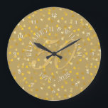Reloj Redondo Grande 50.º Aniversario del Oro Corazones Confetti<br><div class="desc">50.º BODA ANIVERSARIO DE LOS CORAZONES DE ORO CONFETTI RELOJ. Personalizado con sus nombres en blanco con una falsa sombra de gota de oro y un hermoso guión "50" (o un primer monograma),  en un delicado fondo de confeti de corazones dorados. Diseñado por Pure Piglet© en www.zazzle.com/purepiglet*.</div>