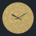 Reloj Redondo Grande 50.º Aniversario del Oro Corazones Confetti<br><div class="desc">50.º BODA ANIVERSARIO DE LOS CORAZONES DE ORO CONFETTI RELOJ. Personalizado con sus nombres en blanco con una falsa sombra de gota de oro y un hermoso guión "50" (o un primer monograma),  en un delicado fondo de confeti de corazones dorados. Diseñado por Pure Piglet© en www.zazzle.com/purepiglet*.</div>