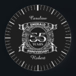 Reloj Redondo Grande 55.º boda escudo esmeralda<br><div class="desc">Un diseño romántico para celebrar tu 55 aniversario de matrimonio. Si quieres ayuda para personalizar este diseño, por favor contacta conmigo, es un botón de preguntar a este diseñador, justo debajo de este texto. Este escudo de 55 años, 55 años, aniversario boda, tiene el texto esmeralda como el regalo tradicional...</div>