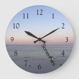 Reloj Redondo Grande 5 O'Clock En Una Playa Rosa