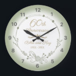 Reloj Redondo Grande 60.º Aniversario Boda Elegante<br><div class="desc">Un hermoso y minimalista diseño de aniversario boda con un verde huerto floral. Se puede personalizar agregando los nombres de los esposos y los años en que han estado casados.</div>
