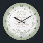Reloj Redondo Grande 60.º Aniversario Boda Elegante<br><div class="desc">Un hermoso y minimalista diseño de aniversario boda con un verde huerto floral. Se puede personalizar agregando los nombres de los esposos y los años en que han estado casados.</div>