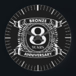 Reloj Redondo Grande 8.º bronce del aniversario del boda<br><div class="desc">Su octavo aniversario boda tiene el tradicional regalo de bronce. Este diseño de estilo escudo es un diseño romántico para parejas que celebran ocho años de matrimonio. Si quieres ayuda para personalizar este diseño, por favor contacta conmigo, es un botón de preguntar a este diseñador, justo debajo de este texto....</div>