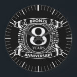 Reloj Redondo Grande 8.º bronce del aniversario del boda<br><div class="desc">Su octavo aniversario boda tiene el tradicional regalo de bronce. Este diseño de estilo escudo es un diseño romántico para parejas que celebran ocho años de matrimonio. Si quieres ayuda para personalizar este diseño, por favor contacta conmigo, es un botón de preguntar a este diseñador, justo debajo de este texto....</div>