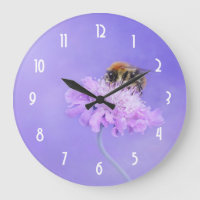 Abeja de burbujas encaramada en una flor rosa