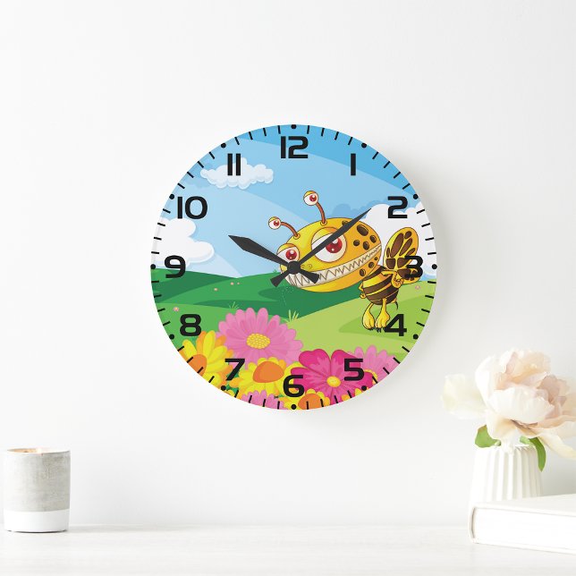 Reloj Redondo Grande Abeja de monstruo suave y espeluznante en un campo (Subido por el creador)