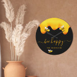 Reloj Redondo Grande Abejas de abejas negras felices burbujas monograma<br><div class="desc">Un fondo negro de moda decorado con miel de goteo dorada. El texto: Abeja feliz con un guión de estilo con letras a mano dorada con chispas. Personalice y agregue su nombre,  nombre de familia.</div>