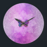 Reloj Redondo Grande *~* Acuarela Purpurina de yoga mariposa Mandala<br><div class="desc">Reloj de pared grande - Energía mejorada por Anna Rosa: === Mística Hermosa Acuarela Abstracta Texturas Celestiales Sonadas por Magenta Purpurina de Lavanda Púrpura Púrpura Faux Topadas con un elaborado Mandala meditativo blanco con una Magenta y Mariposa Azul Turquesa dorada y Mariposa Rosa. Este diseño tiene muchos aspectos espirituales y...</div>