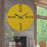 Reloj Redondo Grande Amarillo mostaza moderno con guarnición de oro<br><div class="desc">Mostaza moderna con reloj de pared acrílico de trineo de oro. Un reloj rico de mostaza amarilla con letras numerales romanas recortadas en oro, o puedes cambiarlo por negro para un aspecto igualmente hermoso. Un reloj clásico que tenemos en una variedad de tonos otoñales. Ideal para entradas, salones, cocinas y...</div>