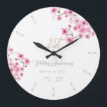 Reloj Redondo Grande Aniversario de la Boda de acuarela de flores de ce<br><div class="desc">Reloj de aniversario boda moderno, elegante y personalizado con flores de cerezo rosa color agua, tipografía moderna y las palabras "aniversario Boda" en caligrafía elegante. Un lindo regalo de boda o aniversario de boda para una pareja joven -y joven de corazón- que celebra sus primeros, tercer, quinto, 10, 25 o...</div>