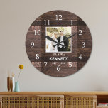Reloj Redondo Grande Aniversario de la Boda de fotos personalizada Rust<br><div class="desc">relojes bodas para personalizar con la foto y el apellido de la pareja. El fondo rústico de la madera le da un toque de moda rústica. Un gran regalo para bodas,  aniversarios y el nuevo calentamiento de la casa.</div>