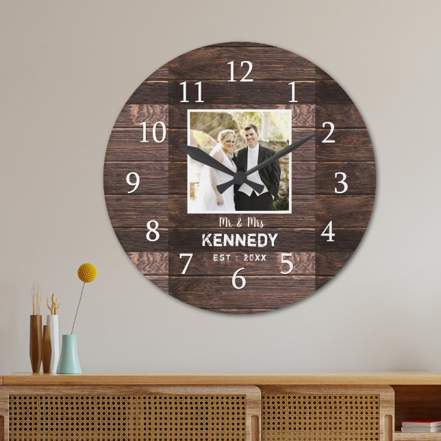 Reloj Redondo Grande Aniversario de la Boda de fotos personalizada Rust (Rustic Wood Personalized Photo Wedding Anniversary Large Clock)