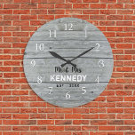 Reloj Redondo Grande Aniversario de la Pareja Rusa de Madera Gris Nombr<br><div class="desc">Relojes bodas para personalizar con el nuevo apellido de pareja. El fondo rústico de madera gris le da un toque de moda rústica. Un gran regalo para los bodas y el nuevo calentamiento de la casa.</div>