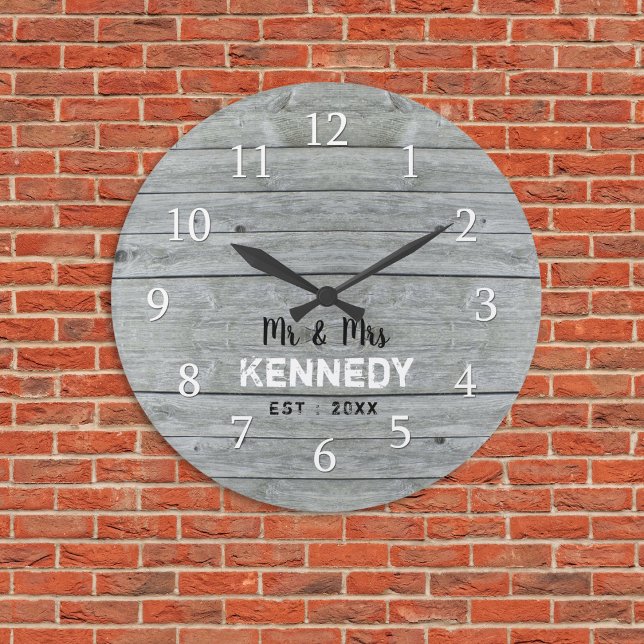 Reloj Redondo Grande Aniversario de la Pareja Rusa de Madera Gris Nombr (Rustic Gray Wood Couple Name Wedding Anniversary Large Clock)