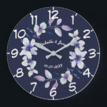 Reloj Redondo Grande Aniversario de las Parejas Boda Romántica Floral W<br><div class="desc">Hermosa corona floral con flores románticas acuarelas sobre un fondo azul profundo. Boda perfecto o regalo de aniversario. Personalizar con los nombres de la novia y el novio y la cita del boda para hacer de esto un querido placer que les encantará tener colgado en su pared. Gran diseño de...</div>