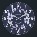 Reloj Redondo Grande Aniversario de las Parejas Boda Romántica Floral W<br><div class="desc">Hermosa corona floral con flores románticas acuarelas sobre un fondo azul profundo. Boda perfecto o regalo de aniversario. Personalizar con los nombres de la novia y el novio y la cita del boda para hacer de esto un querido placer que les encantará tener colgado en su pared. Gran diseño de...</div>