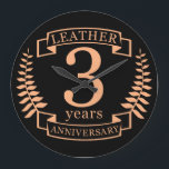 Reloj Redondo Grande Aniversario del boda de cuero de 3 años<br><div class="desc">Un diseño para celebrar tres años de matrimonio. Este diseño tiene un diseño de laurel color canela (cuero) sobre un fondo negro. El cuero es el regalo tradicional para esta ocasión. El texto dice 3 años de aniversario de cuero. Un diseño romántico para celebrar tu tercer año de matrimonio. Si...</div>