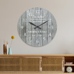 Reloj Redondo Grande Aniversario del Boda de la cita de la madera gris<br><div class="desc">Reloj de aniversario boda con una cita romántica "Estoy enamorado de cada momento que pasé contigo" para expresar tu amor. Personaliza con nombre y año.</div>
