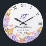 Reloj Redondo Grande Aniversario del Boda de la Moda de la mariposa de<br><div class="desc">Un boho moda, moderno, elegante, personalizado reloj de boda de aniversario con una corona de mariposas rosas y doradas (este es un efecto digital, no un Relieve metalizado real), hortensias púrpura, tipografía moderna y las palabras "aniversario Boda" en caligrafía elegante, así como números romanos para la cara del reloj. Un...</div>