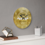 Reloj Redondo Grande Aniversario del Boda de Oro de las orquídeas blanc<br><div class="desc">Un reloj de boda elegante y personalizado con dos ramas de orquídeas blancas, dibujado a mano con lápiz de grafito; tipografía moderna y un guiño de escritura moderna sobre un fondo de Relieve metalizado dorado (Relieve metalizado no real). Una linda boda personalizada o regalo de aniversario para una pareja joven...</div>