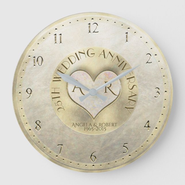 Reloj Redondo Grande Aniversario del Monograma Pearl Gold Heart (Anverso)
