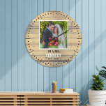 Reloj Redondo Grande  Aniversario del nuevo Boda de la Madera Rusa<br><div class="desc">Reloj único de aniversario para personalizar con foto de pareja,  nombre y año establecido. El reloj rústico boda con un afligido efecto de madera hace un gran regalo para los bodas,  aniversarios y el nuevo calentamiento de la casa.</div>