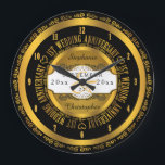 Reloj Redondo Grande Aniversario del primer Boda de Black and Gold Eleg<br><div class="desc">El compromiso del matrimonio merece la calidad de un regalo personalizado. Que la pareja más importante sepa lo mucho que te inspiran con nuestro diseño original de primer aniversario en tonos negros y dorados. Personaliza con nombres, fecha de boda y fecha de aniversario. Diseño original creado por Holiday Hearts Designs....</div>