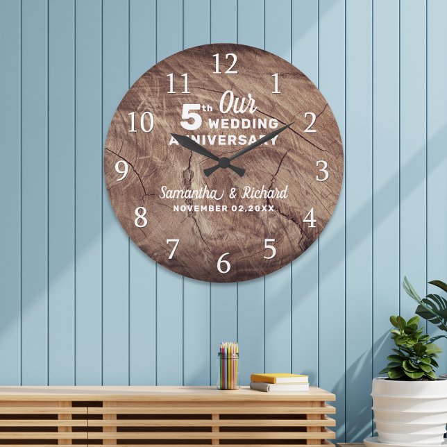 Reloj Redondo Grande Aniversario del quinto Boda de la Madera Rusa (Rustic Wood Personalized 5th Wedding Anniversary Large Clock)