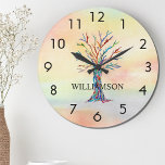 Reloj Redondo Grande Árbol arcoiris personalizado<br><div class="desc">Este reloj de pared colorido está decorado con un árbol familiar de mosaicos en los colores del arcoiris sobre un fondo acuarela. Personalizable fácilmente con tu nombre. Porque creamos nuestra propia obra de arte no encontrarás esta imagen exacta de otros diseñadores. Mosaico original y acuarela © Michele Davies.</div>