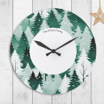 Reloj Redondo Grande Árboles de nieve evergreen de invierno personaliza<br><div class="desc">Trae un toque de magia de invierno a tu casa con este elegante reloj de pared. Con un diseño de árboles de siempre verde en la nieve de invierno, el reloj puede ser personalizado con el(los) nombre(s) del destinatario(s) como un elegante regalo individual. En los colores verde y blanco, el...</div>
