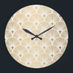 Reloj Redondo Grande Art Deco: Elegancia Oro-Blanco.<br><div class="desc">Patrón Art Decó. El blanco y el oro son impecables. Cajas metálicas o balanzas adorno de encaje. Diseño geométrico minimalista. Líneas antiguas. Motivos de los años 20-30. Decoración de bodas vintage de lujo Roaring Art de los años 20: conchas metálicas y decoración geométrica. Art Deco Elegancia: conchas metálicas y líneas...</div>