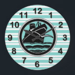 Reloj Redondo Grande Art Deco Lt Blue Wht Strik Blk Ship DIY Markers<br><div class="desc">Rayas azul y blanco claro Art-Deco,  barco negro,  con marcadores DIY. Un barco blanco y negro con fondo de rayas azules y blancas. Hay 4 colores diferentes para elegir. Seleccione el color del número que desea conservar y quite todos los demás antes de realizar la compra.</div>