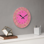 Reloj Redondo Grande Art Deco Oro Pink Hot Pink Greek Key Border DIY BG<br><div class="desc">Borde de la llave griega color rosado verde Art-Deco Gold, reloj de pared con marcadores de oro, elige tu propio color de fondo DIY ================ Borde de oro Art Deco clásico en un fondo de la elección de color Do It Yourself (inicialmente ajustado en rosa caliente). Los marcadores numéricos son...</div>